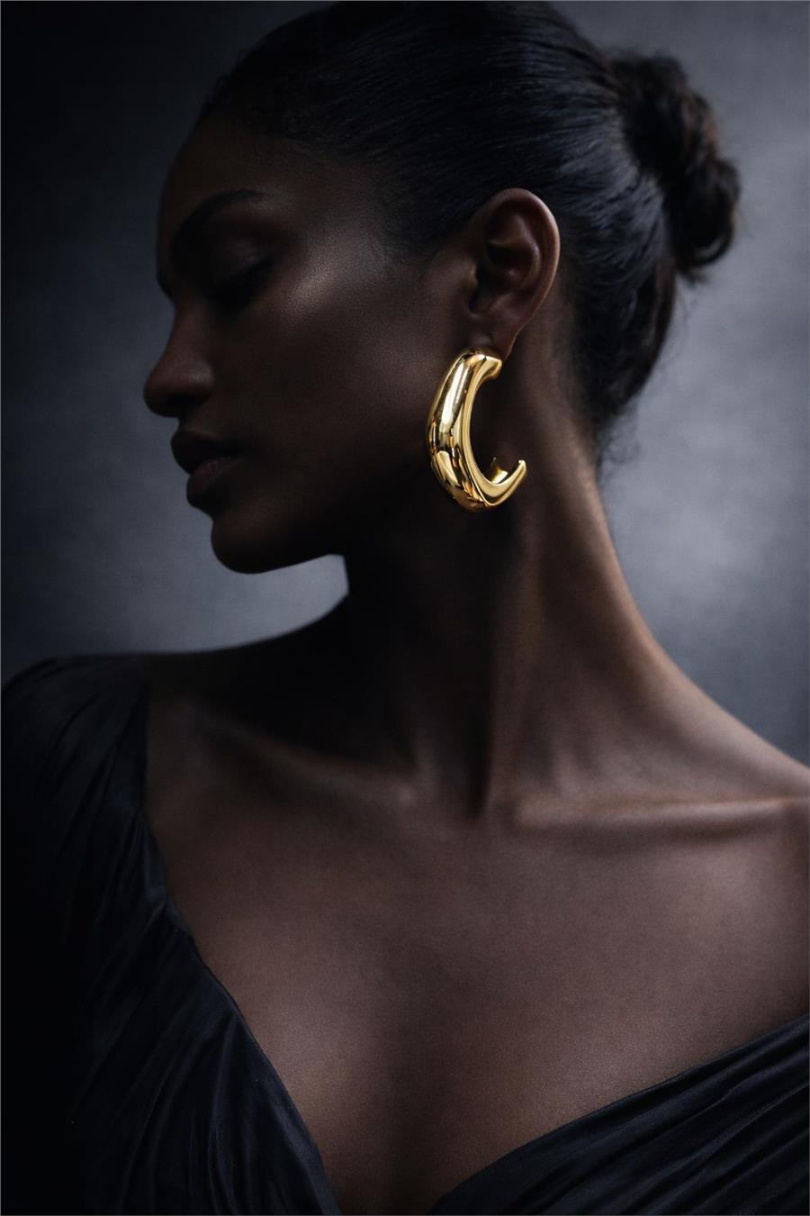 Hannah Gold Rengi Köşeli Yarım Halka Küpe